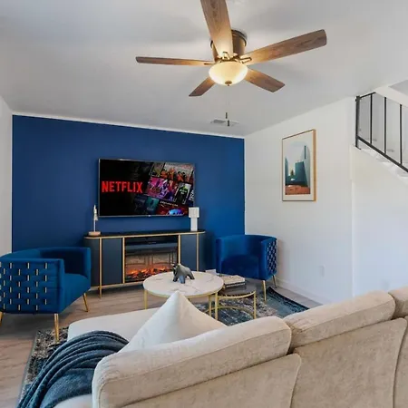 Luxury L Easy To Downtown L Balcony L Fireplace